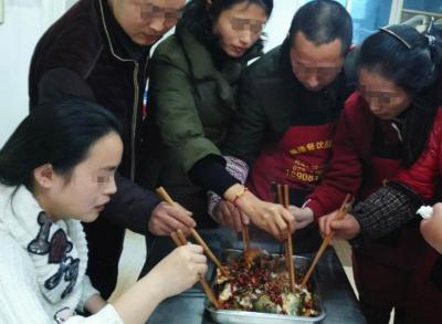 黄色香蕉软件APP們品嚐烤魚