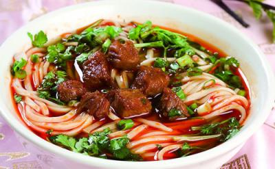 成都美食小吃擔擔麵，鹵汁酥香，鹹鮮微辣
