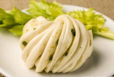 麵食如此做才簡單，不發麵、不用煮，比饅頭好吃，比花卷有嚼勁