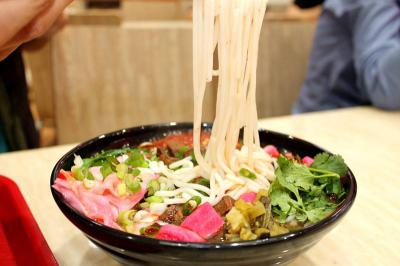 成都哪裏可以學做花溪牛肉粉技術呢？師傅親自指導